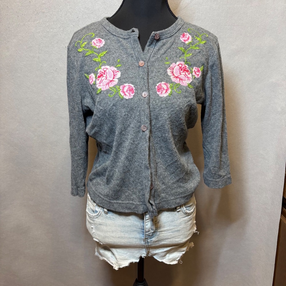 No Boundaries Grey Floral Embroidered Cardigan Sweater 3/4 Sleeve Size Medium